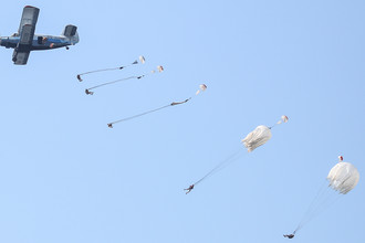 Десантирование парашютистов на воду из самолета Ан-2 во время показательных выступлений десантников на праздновании Дня ВДВ в Самаре, 2016 год