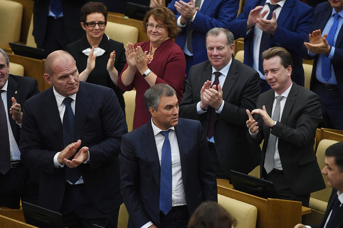 Депутаты Госдумы Александр Карелин и Вячеслав Володин на первом заседании нового созыва, октябрь 2016 года