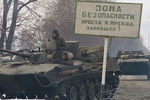 Российские бронетранспортеры двигаются в колонне в сторону Грозного, 12 декабря 1994 года