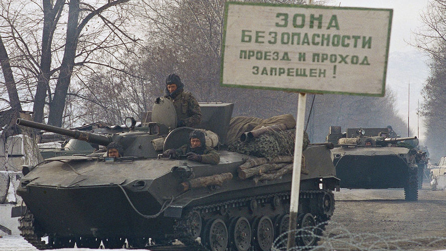 Российские бронетранспортеры двигаются в&nbsp;колонне в&nbsp;сторону Грозного, 12 декабря 1994 года