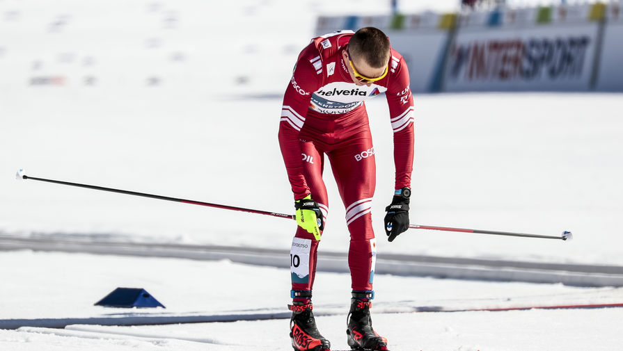 Российский лыжник Александр Большунов на финише спринта на чемпионате мира — 2021