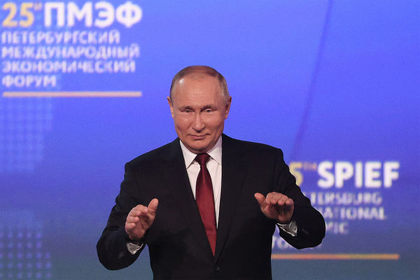 Президент РФ Владимир Путин во время выступления на пленарном заседании XXV Петербургского международного экономического форума, 17 июня 2022 года