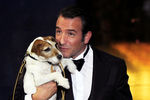 Жан Дюжарден и его партнер по фильму «Артист» собака Угги получают «Оскар» в номинации лучший фильм, 2012 года