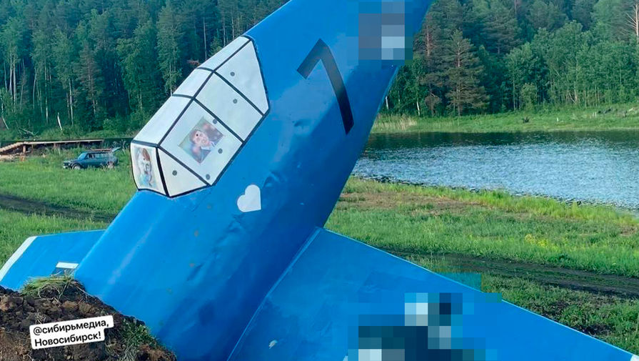В Кузбассе установили композицию в виде упавшего самолета с Гитлером, Зеленским и Байденом