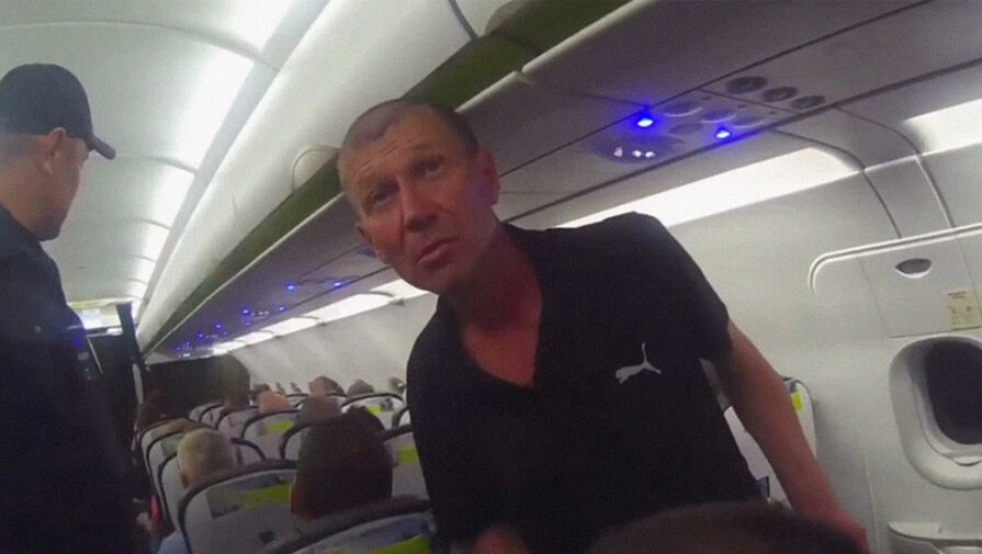 Пьяный пассажир устроил дебош в самолете, который летел в Магадан