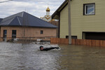 Местный житель плывет по затопленной улице в Оренбурге, 13 апреля 2024 года