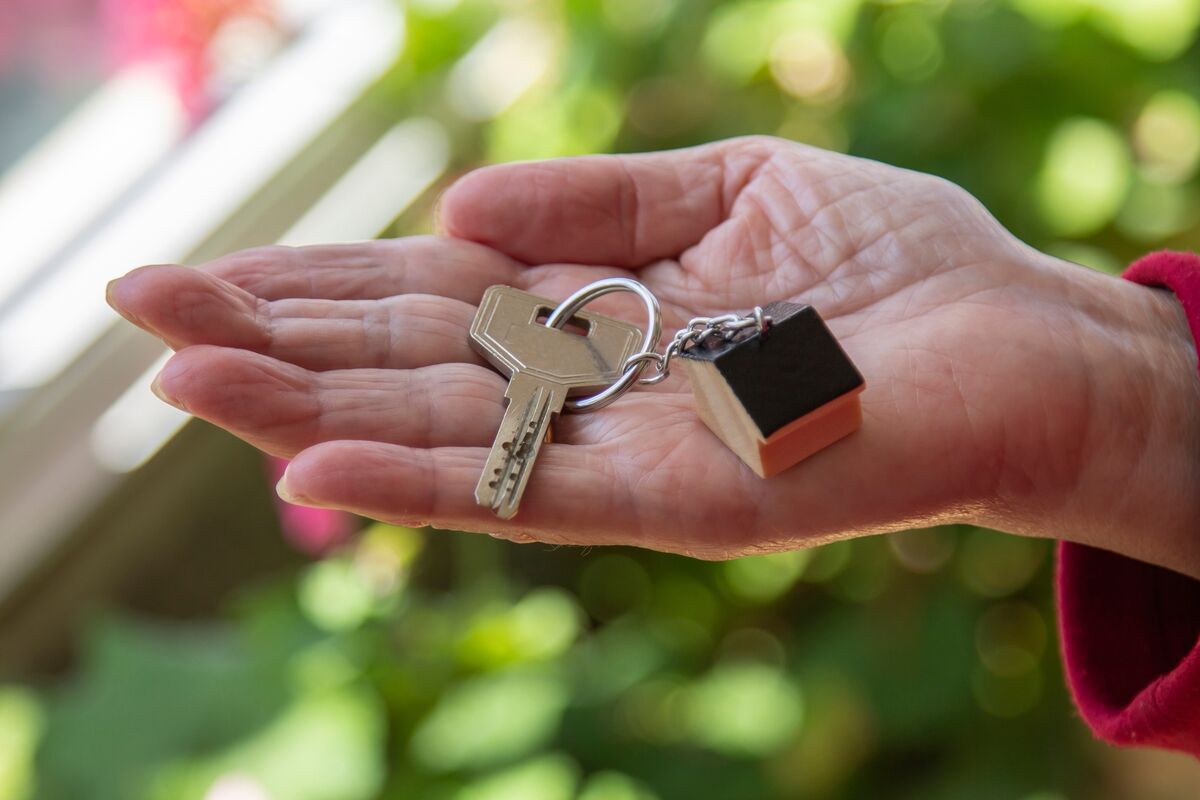 Безопасные сделки и проверка дееспособности: как россиян защитят при покупке квартир у пенсионеров