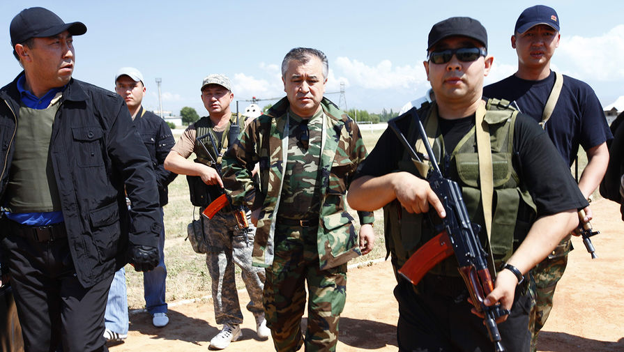 Омурбек Текебаев (в центре) с охраной в Джалал-Абадской области Киргизии, 2010 год