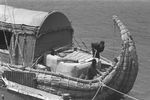 25 мая 1969 года из марокканского порта Сафи отправилось в долгое и нелегкое плавание папирусное судно «Ра», построенное по образцу древнеегипетских кораблей. На нем интернациональный экипаж из семи человек (в том числе и советский врач Юрий Сенкевич) во главе с норвежским исследователем Туром Хейердалом намеревался подтвердить гипотезу о том, что древнеегипетские и финикийские мореплаватели могли пересекать Атлантический океан и достигать берегов Мексики. На борту «Ра» в момент отплытия было 160 глиняных кувшинов с мясом, фруктами и овощами, около одной тонны пресной воды в бурдюках. На снимке: последние приготовления к плаванию