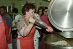 1992 год. Наина Ельцина и супруга президента США Барбара Буш принимают участие в приготовлении обеда для детей-сирот