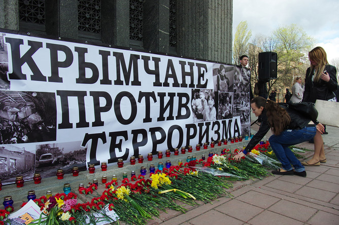 Девушки возлагают цветы во время всероссийской акции «Мы вместе против террора» в Симферополе