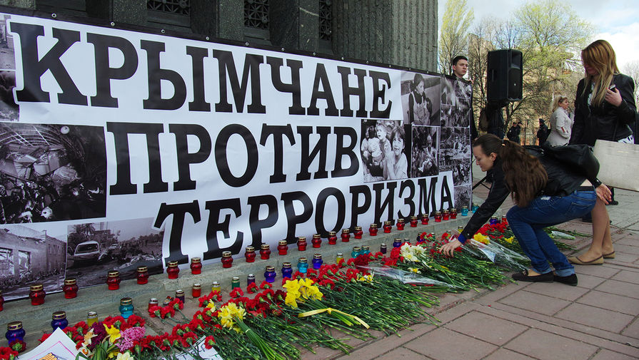 Девушки возлагают цветы во время всероссийской акции &laquo;Мы вместе против террора&raquo; в&nbsp;Симферополе