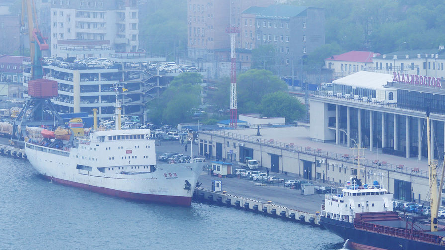 Северокорейское грузопассажирское судно Man Gyong Bong в порту Владивостока, 18 мая 2017 года