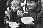 Раздача бесплатного супа по линии гуманитарной помощи, Москва, март 1992 года