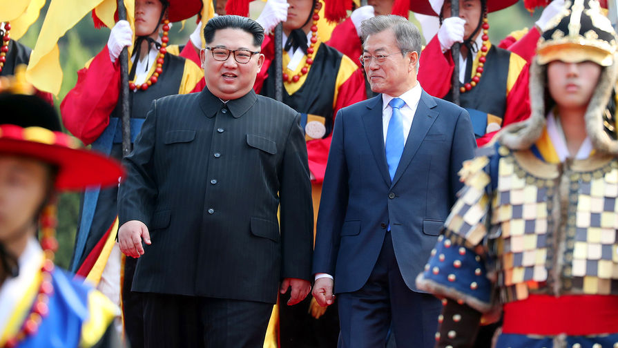 Лидер КНДР Ким Чен Ын и президент Южной Кореи Мун Чжэ Ин во время встречи деревне Пханмунджом, 27 апреля 2018 года
