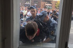 Сотрудники правоохранительных органов разгоняют участников несанкционированной акции в Москве против изменения пенсионного законодательства, Москва, 9 сентября 2018 года