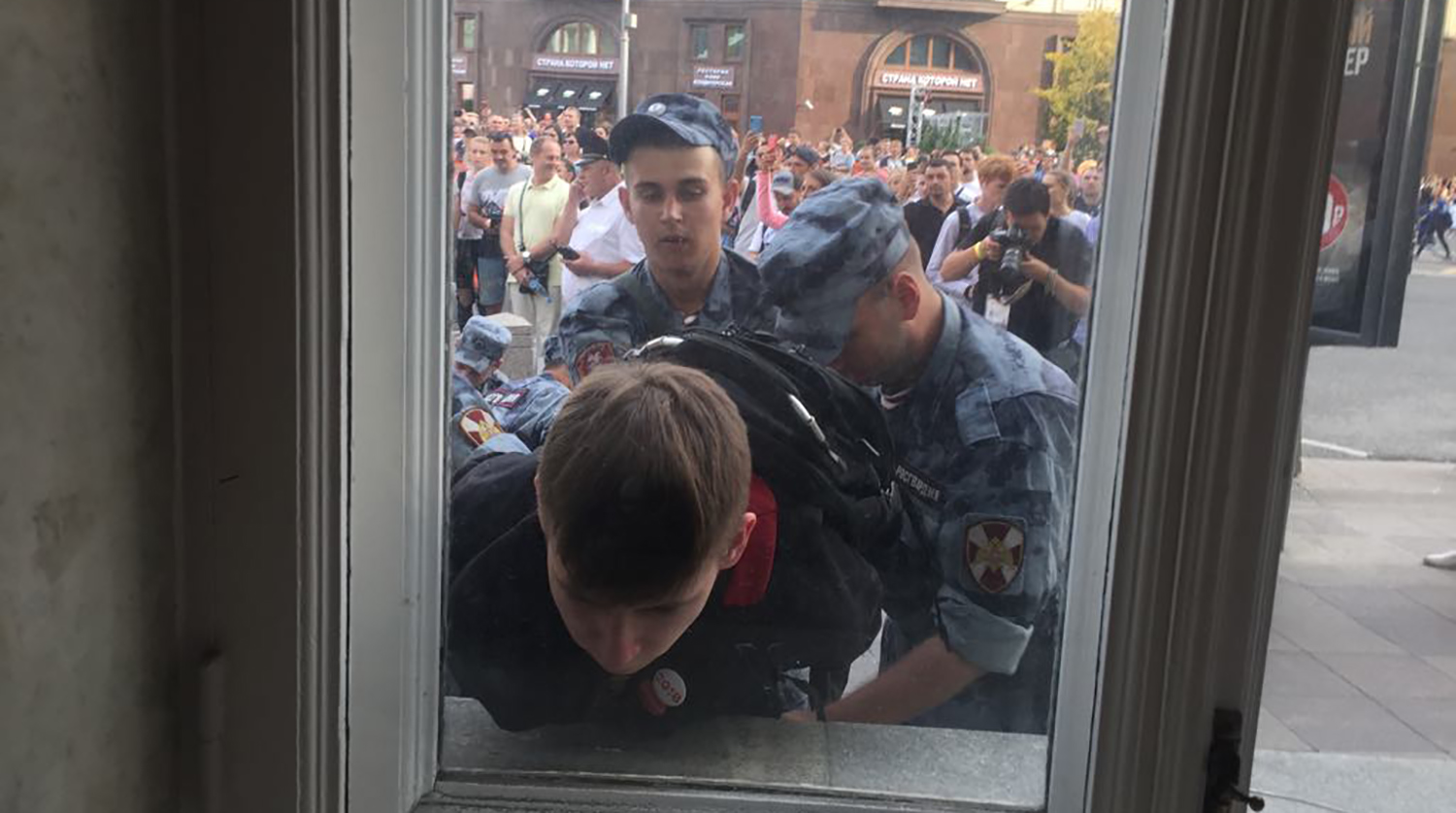 Сотрудники правоохранительных органов разгоняют участников несанкционированной акции в Москве против изменения пенсионного законодательства, Москва, 9 сентября 2018 года