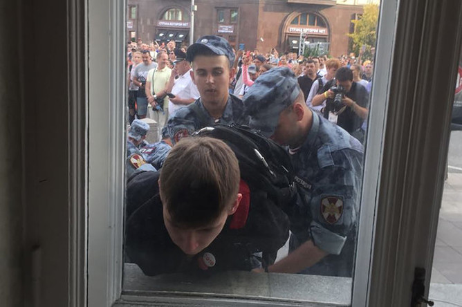 Сотрудники правоохранительных органов разгоняют участников несанкционированной акции в Москве против изменения пенсионного законодательства, Москва, 9 сентября 2018 года