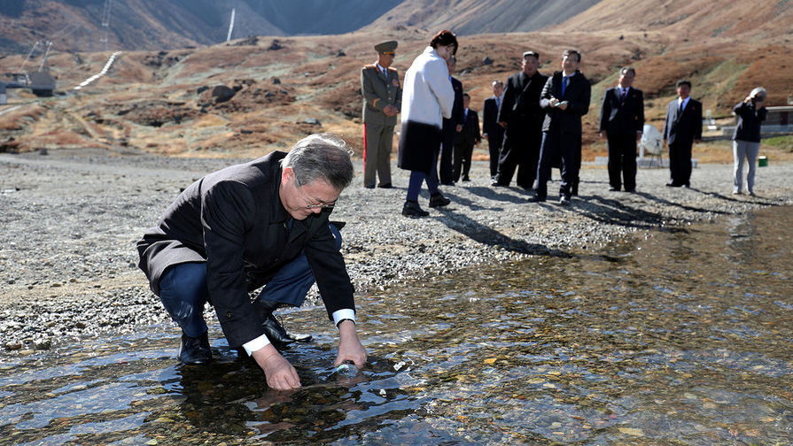 Президент Республики Корея Мун Чжэ Ин с&nbsp;бутылкой воды из&nbsp;Небесного озера на&nbsp;вершине горы Пэктусан, 20 сентября 2018 года