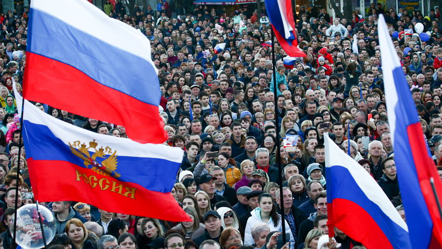 Севастополь. Горожане на площади Ленина во время концерта, посвященного празднованию 5-й годовщине Общекрымского референдума 2014 года и воссоединения Крыма с Россией
