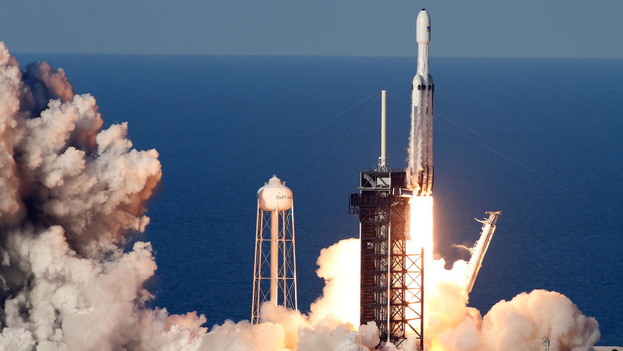 Запуск ракеты Falcon Heavy частной космической компании SpaceX со спутником Arabsat 6A с мыса Канаверал, 11 апреля 2019 года