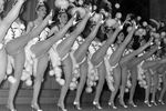 Танцовщицы «Мулен Руж» исполняют канкан, 1963 год
