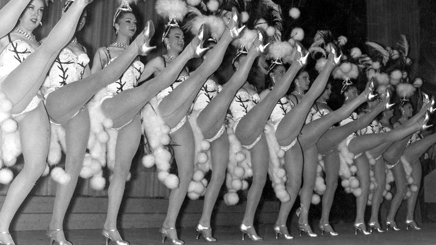 Танцовщицы «Мулен Руж» исполняют канкан, 1963 год