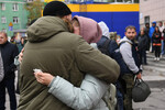 Женщина прощается с мужчиной, призванным на военную службу в ходе частичной мобилизации, в пункте предварительного сбора в Ленинском районе Новосибирска, 26 сентября 2022 года