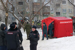 Оперативный штаб и спасатели на месте взрыва газа в пятиэтажном жилом доме на улице Линейная в Новосибирске, 9 февраля 2023 год