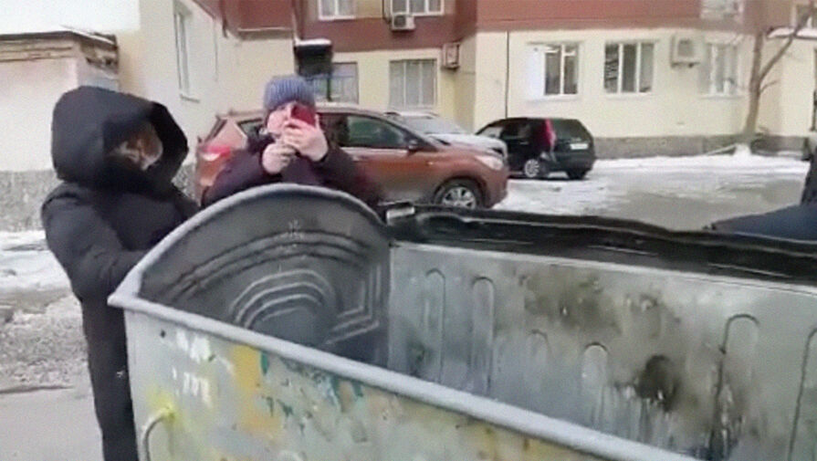 Жители Тюмени устроили битву за мусорный бак с коммунальщиками