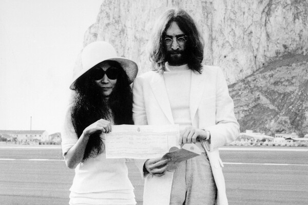 Джон Леннон и Йоко Оно со свидетельством о&nbsp;браке на&nbsp;фоне Гибралтарской скалы, 1969&nbsp;год