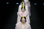 Модели во время Китайской недели моды в Пекине, 29 марта 2024 года