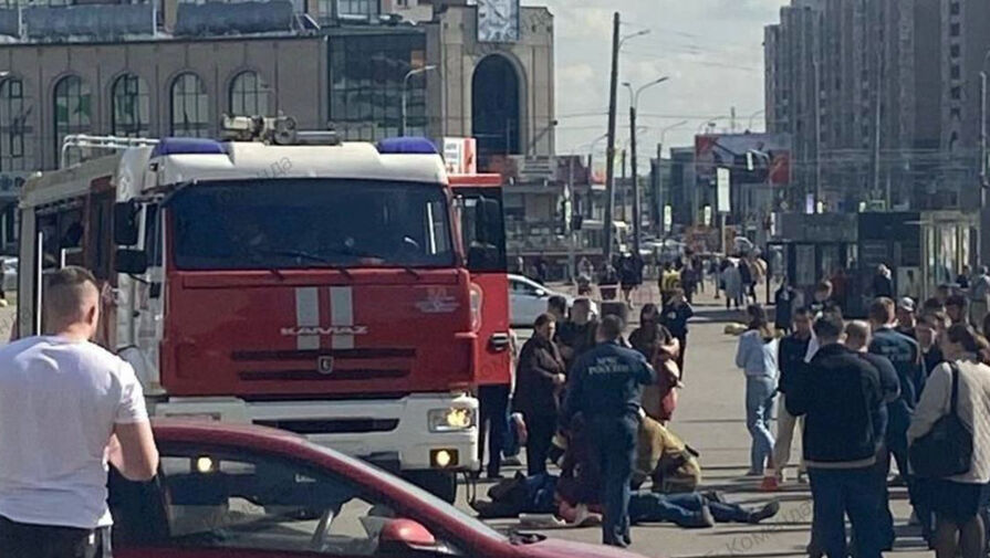В Петербурге водитель открыл стрельбу на парковке у торгового центра