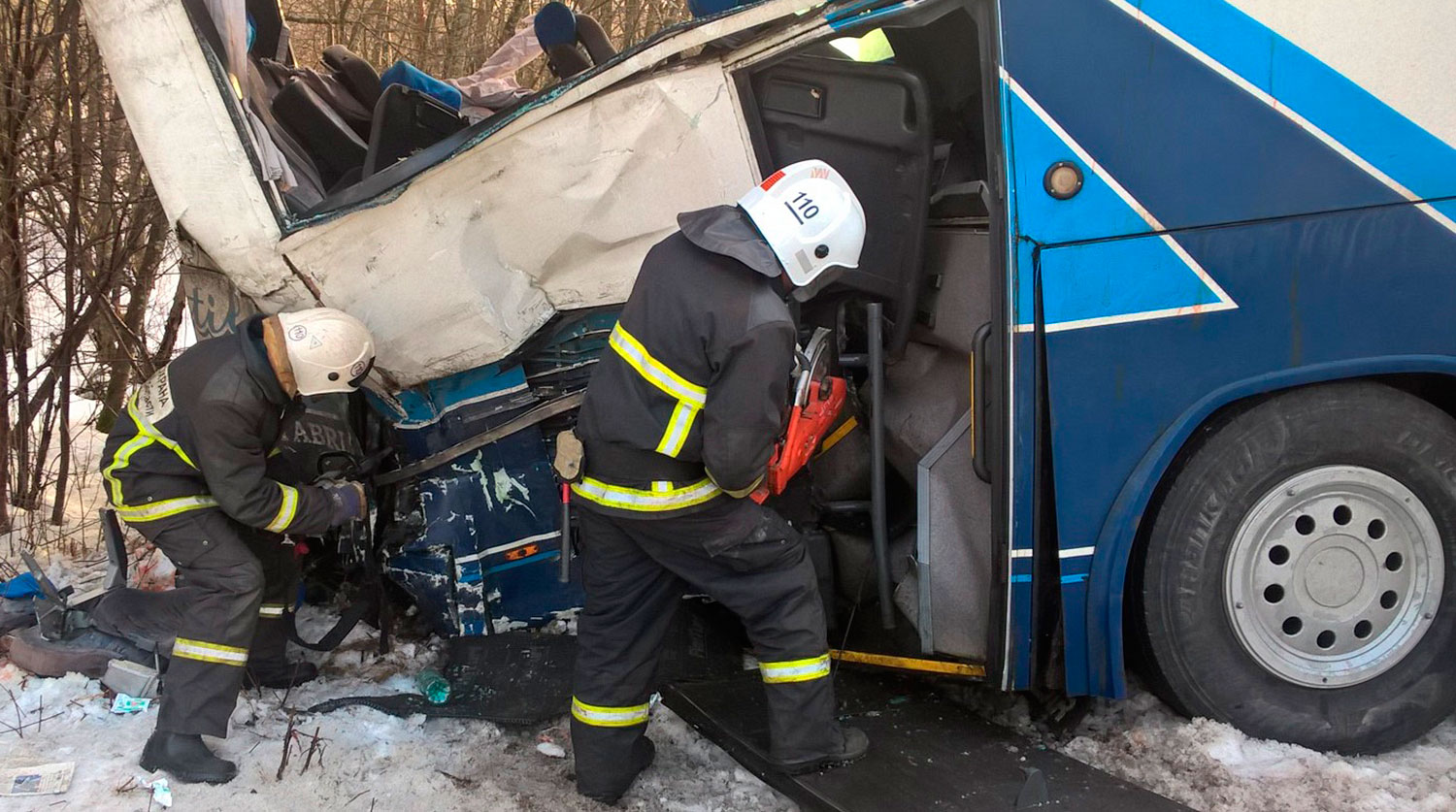На месте столкновения туристического автобуса и грузового автомобиля на 158-м км трассы «Скандинавия»