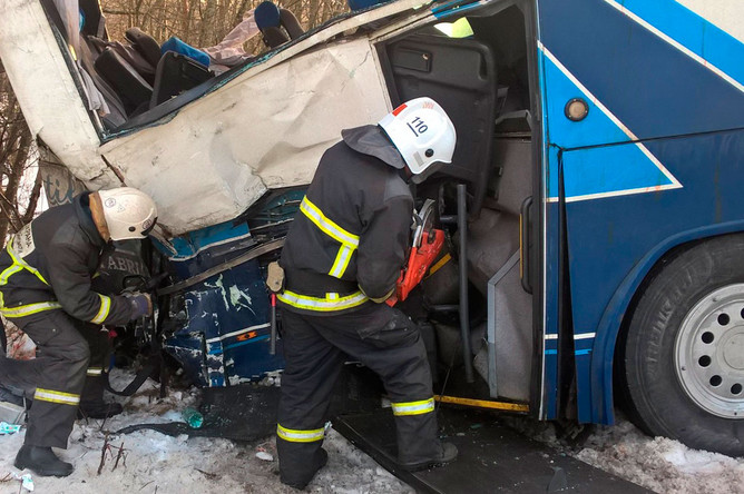 На месте столкновения туристического автобуса и грузового автомобиля на 158-м км трассы «Скандинавия»