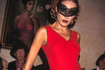 Модель Карла Бруни на John Galliano Fashion Show в Нью-Йорке, 1995 год