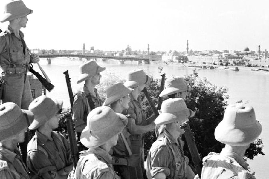 Британские солдаты смотрят на Багдад, 11 июня 1941 года
