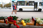 Цветы, возложенные на месте гибели людей в результате взрыва автобуса в Воронеже, 13 августа 2021 года