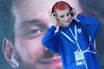 Девушка слушает музыку на стенде социальной сети «ВКонтакте» на выставке XXV Петербургского международного экономического форума, 15 июня 2022 года