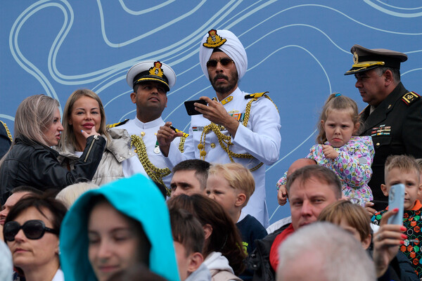 Военнослужащие Индии среди зрителей на&nbsp;Главном военно-морском параде в&nbsp;День ВМФ в&nbsp;Кронштадте, 31&nbsp;июля 2022&nbsp;года