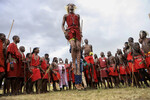 Представители племени масаи выполняют традиционные прыжки во время первого культурного фестиваля в национальном заповеднике Масаи-Мара в Кении, 10 июня 2023 года