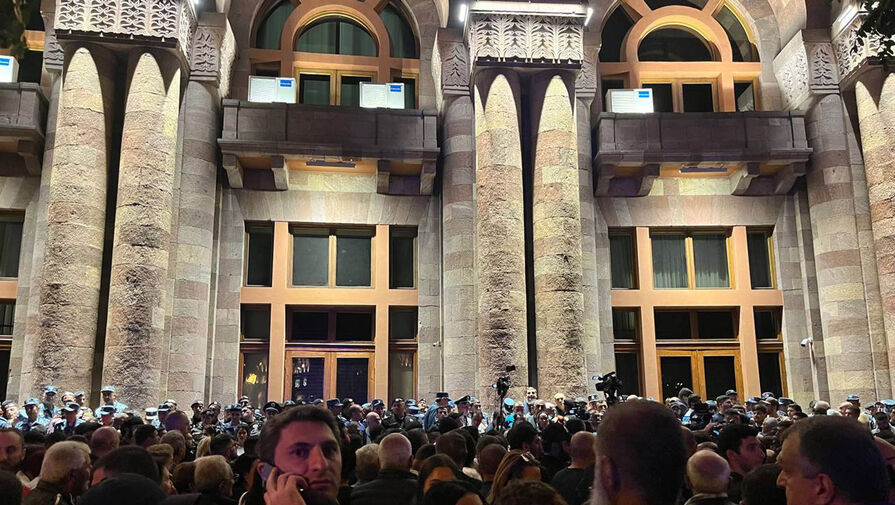 В Ереване протестующие установили палатки на площади Республики