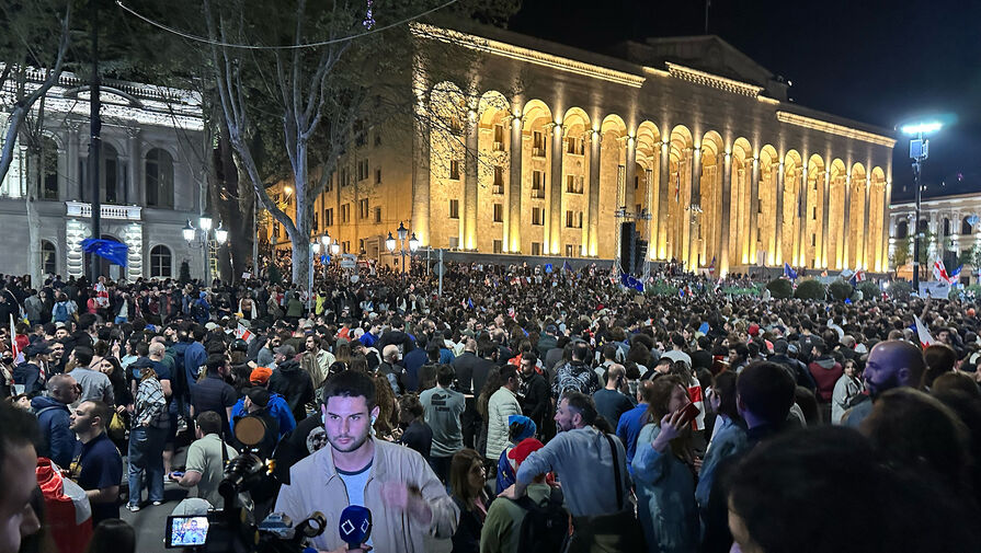 В центре Тбилиси выросло число участников протестов против закона об иноагентах