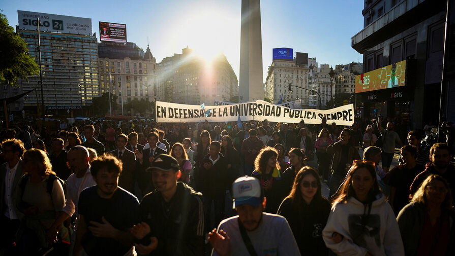 В столице Аргентины протестуют тысячи студентов и преподавателей
