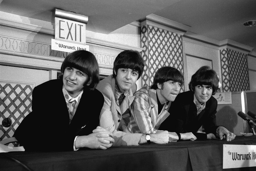 Группа The Beatles (Слева направо: Ринго Старр, Пол Маккартни, Джон Леннон и Джордж Харрисон) во время пресс-конференции в&nbsp;отеле Warwick в&nbsp;Нью-Йорке 22&nbsp;августа 1966&nbsp;года