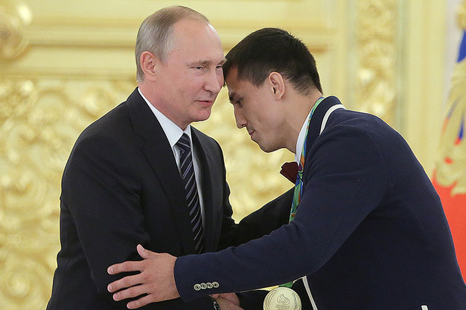 Владимир Путин и олимпийский чемпион по греко-римской борьбе среди мужчин в весовой категории до 75 кг Роман Власов