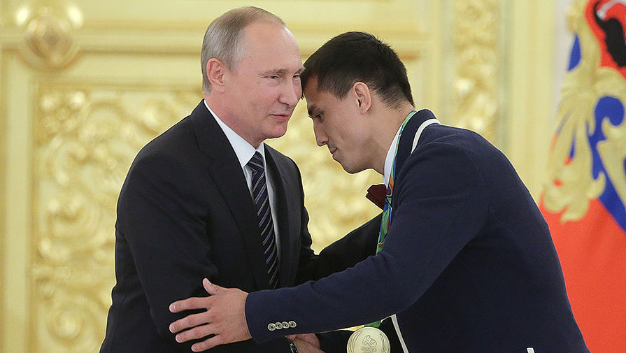 Владимир Путин и олимпийский чемпион по греко-римской борьбе среди мужчин в весовой категории до 75 кг Роман Власов