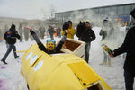 Участница состязаний на самодельных санях «Новаторские гонки», проходящих на Воробьевых горах в Москве
