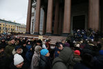 Участники крестного хода около Исаакиевского собора. Санкт-Петербург. 12 февраля 2017 года