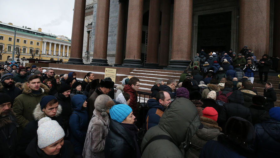 Участники крестного хода около Исаакиевского собора. Санкт-Петербург. 12 февраля 2017 года